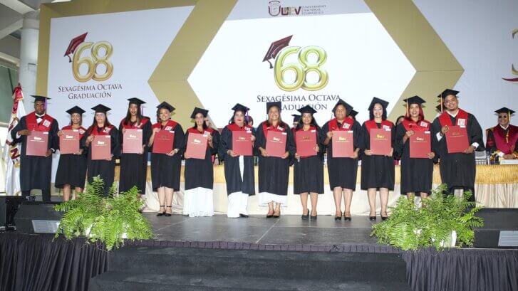 Rector de UNEV motiva a profesionales adaptarse cambios del futuro en Graduación 68